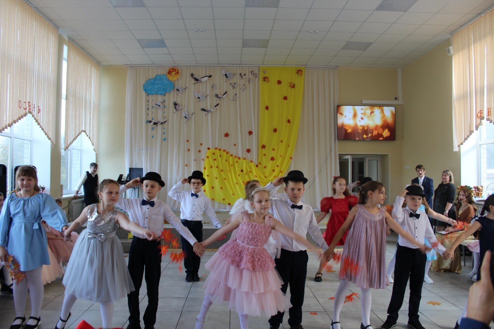 Золотая Осень в Касторенской СОШ №1: Праздник, полный волшебства! Золотая Осень в Касторенской СОШ №1: Праздник, полный волшебства!
