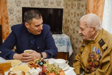 Губернатор Александр Хинштейн встретился с участником Великой Отечественной войны Михаилом Федоровичем Степановым — единственным фронтовиком, оставшимся в Тимском районе