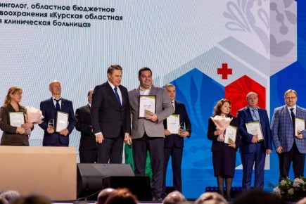 Михаил Мурашко в Москве вручил награды двум врачам из Курска