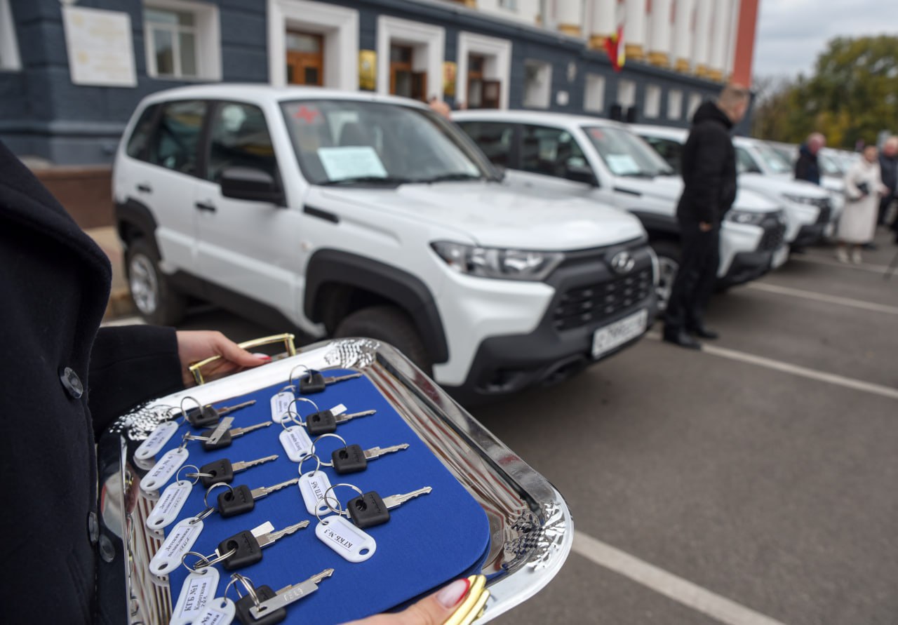Александр Хинштейн передал ключи от 10 новых автомобилей главврачам поликлиник и больниц города Курска Александр Хинштейн передал ключи от 10 новых автомобилей главврачам поликлиник и больниц города Курска