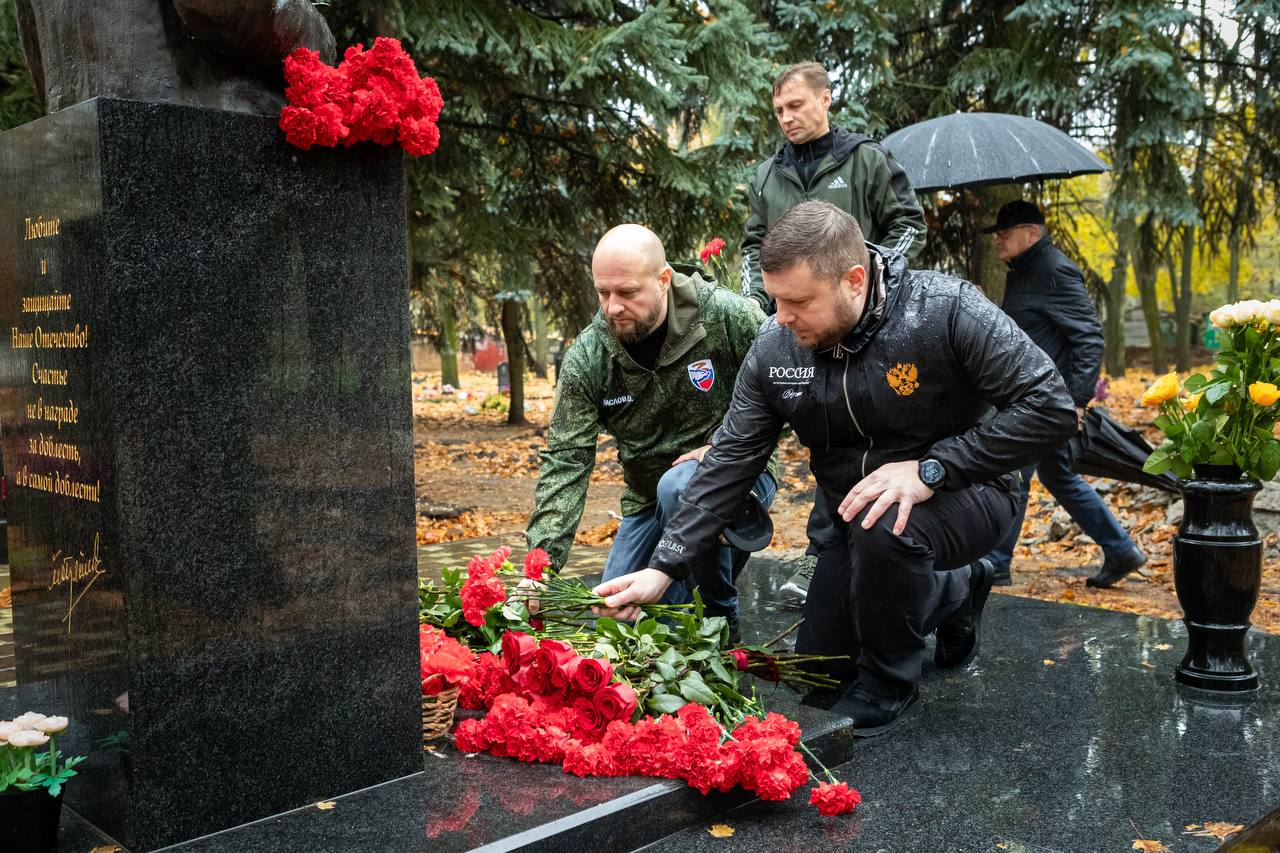 Евгений Маслов: Вместе с губернатором Александром Хинштейном почтили память Героя Евгений Маслов: Вместе с губернатором Александром Хинштейном почтили память Героя