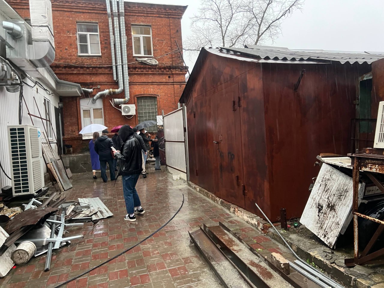 В центре Курска демонтируют незаконную пристройку к старинному зданию В центре Курска демонтируют незаконную пристройку к старинному зданию