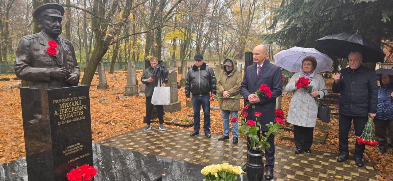 В Курске почтили память Героя Советского Союза Михаила Булатова В Курске почтили память Героя Советского Союза Михаила Булатова