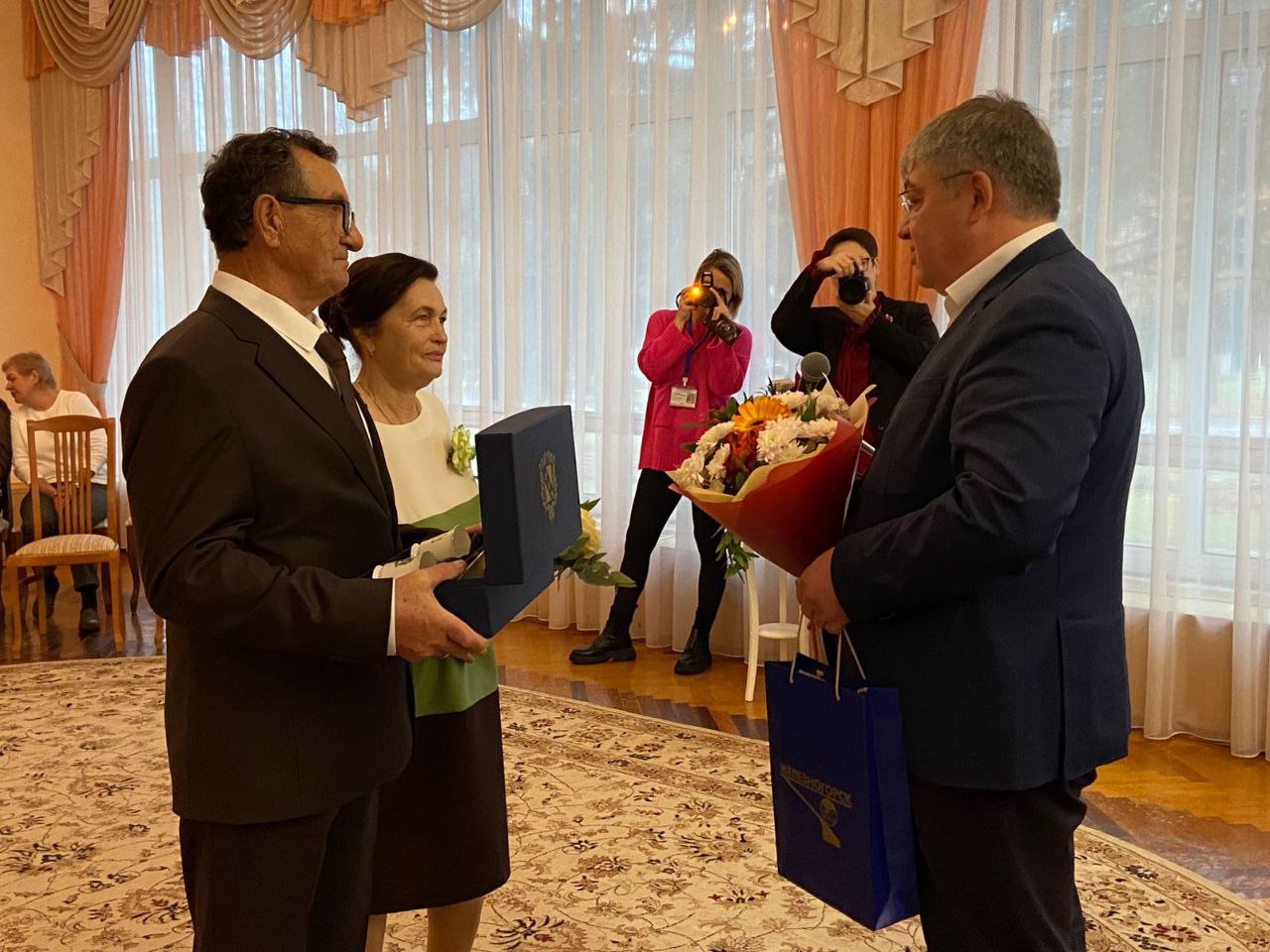 Александр Михайлов: Сегодня свой «золотой» юбилей супружеской жизни отмечают Владимир Николаевич и Любовь Дмитриевна Курносиковы Александр Михайлов: Сегодня свой «золотой» юбилей супружеской жизни отмечают Владимир Николаевич и Любовь Дмитриевна Курносиковы