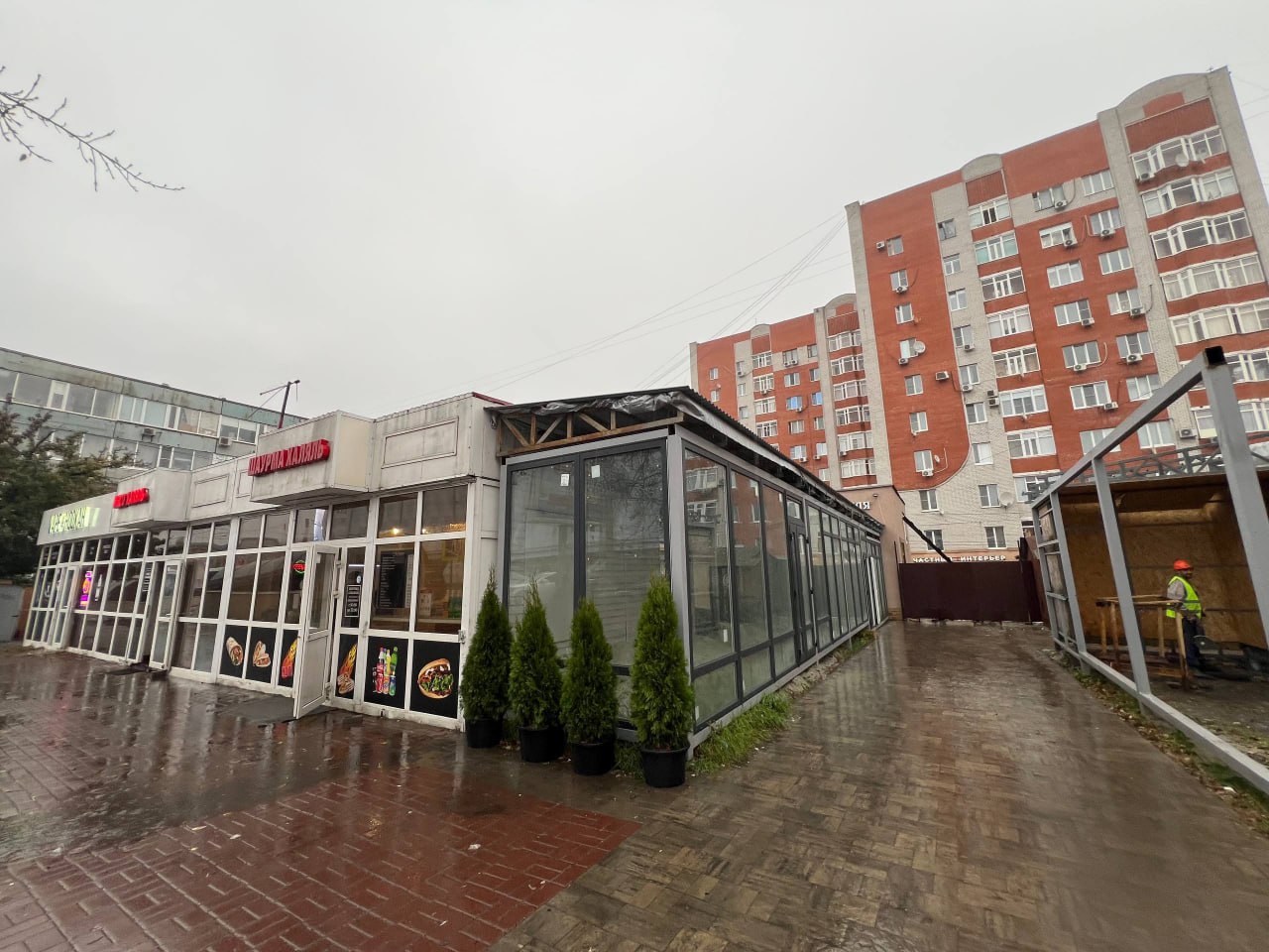 В центре Курска демонтируют незаконную пристройку к старинному зданию В центре Курска демонтируют незаконную пристройку к старинному зданию