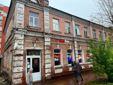 В центре Курска демонтируют незаконную пристройку к старинному зданию