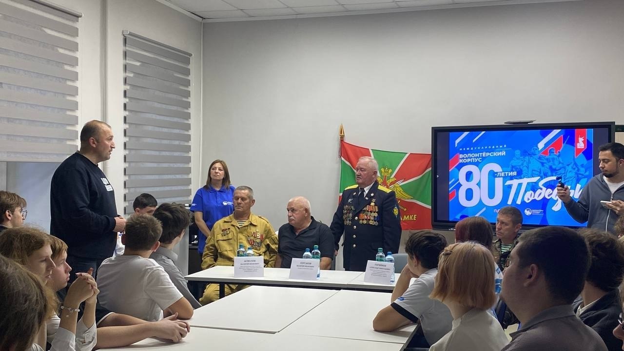 24 октября, в День подразделений специального назначения Вооруженных Сил Российской Федерации, ветераны Центрального округа города Курска и поселка Поныри — Александр Горяйнов, Валерий Асмолов (участник войны в Афганистане)... 24 октября, в День подразделений специального назначения Вооруженных Сил Российской Федерации, ветераны Центрального округа города Курска и поселка Поныри — Александр Горяйнов, Валерий Асмолов (участник войны в Афганистане)...