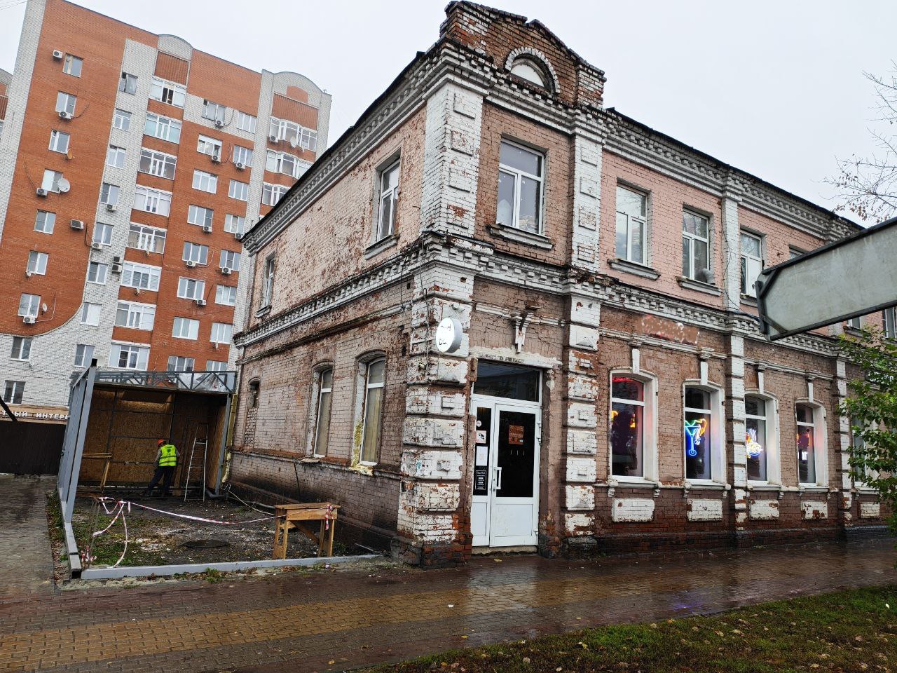 Самовольную пристройку к объекту культурного наследия убирают на Карла Маркса в Курске Самовольную пристройку к объекту культурного наследия убирают на Карла Маркса в Курске