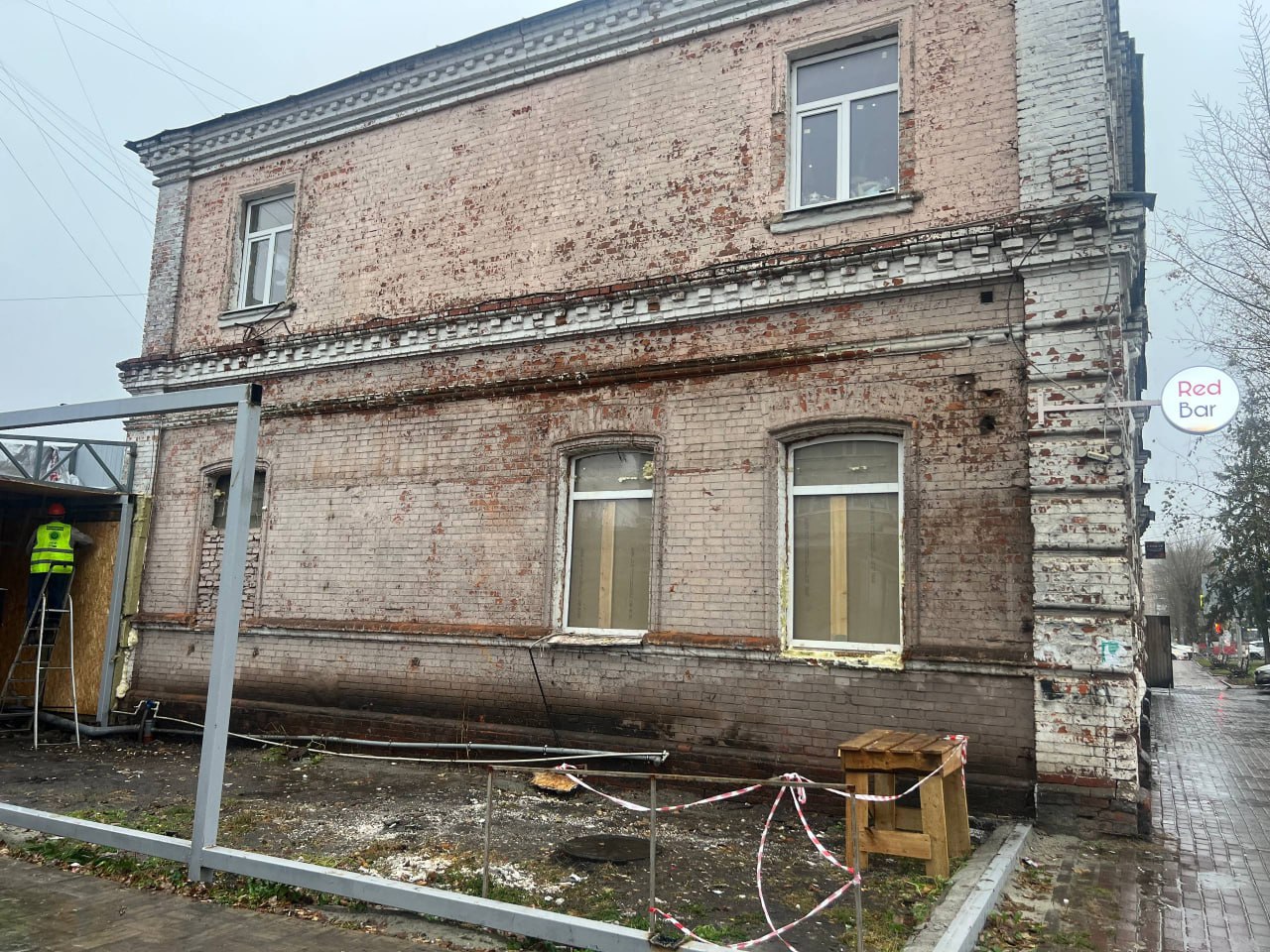 В центре Курска демонтируют незаконную пристройку к старинному зданию В центре Курска демонтируют незаконную пристройку к старинному зданию