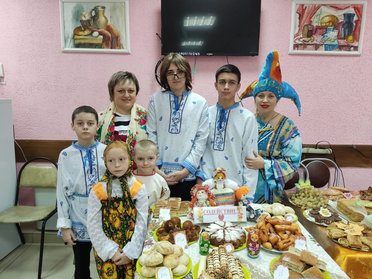 Сотрудники и воспитанники Черемисиновского центра соцпомощи «Содействие» приняли участие в масштабной благотворительной инициативе – осенней ярмарке, которая прошла в Русановской средней
