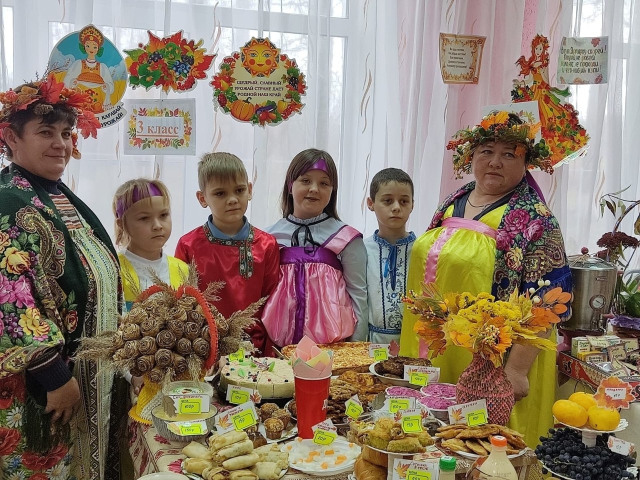 Сотрудники и воспитанники Черемисиновского центра соцпомощи «Содействие» приняли участие в масштабной благотворительной инициативе – осенней ярмарке, которая прошла в Русановской средней Сотрудники и воспитанники Черемисиновского центра соцпомощи «Содействие» приняли участие в масштабной благотворительной инициативе – осенней ярмарке, которая прошла в Русановской средней