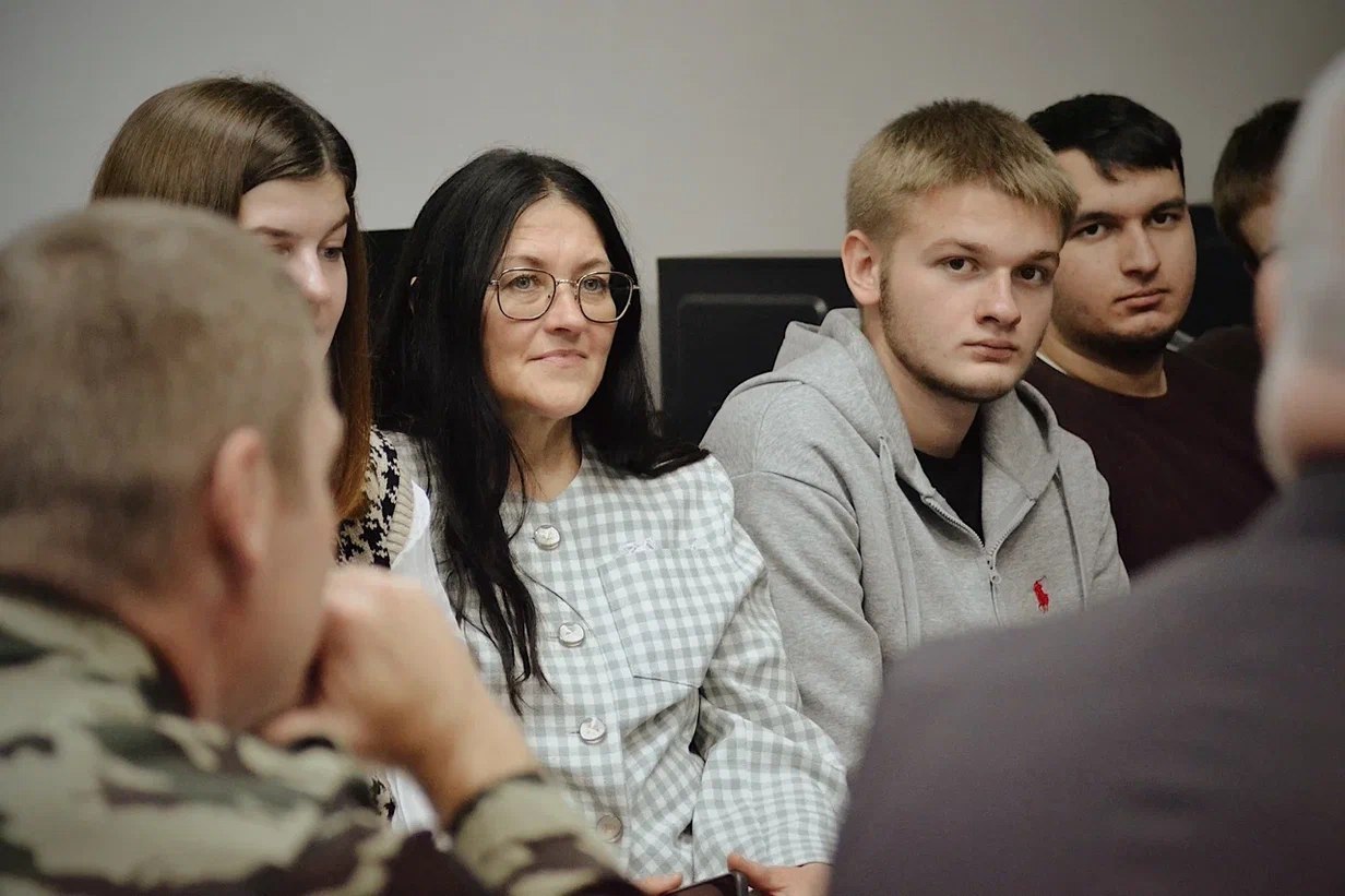 24 октября, в День подразделений специального назначения Вооруженных Сил Российской Федерации, ветераны Центрального округа города Курска и поселка Поныри — Александр Горяйнов, Валерий Асмолов (участник войны в Афганистане)... 24 октября, в День подразделений специального назначения Вооруженных Сил Российской Федерации, ветераны Центрального округа города Курска и поселка Поныри — Александр Горяйнов, Валерий Асмолов (участник войны в Афганистане)...