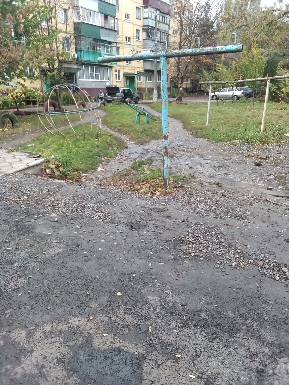 Куряне жалуются на уничтоженный ремонтом дороги двор на Серегина Куряне жалуются на уничтоженный ремонтом дороги двор на Серегина