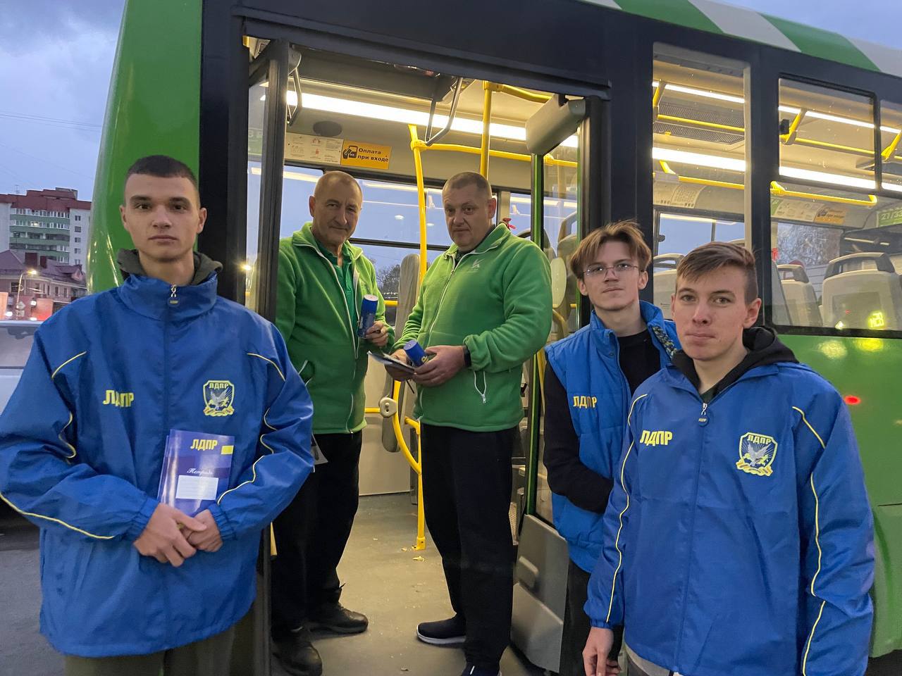 ЛДПР поздравила водителей Курска с Днем автомобилиста ЛДПР поздравила водителей Курска с Днем автомобилиста