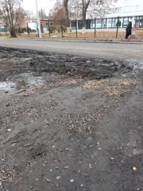 Куряне жалуются на уничтоженный ремонтом дороги двор на Серегина