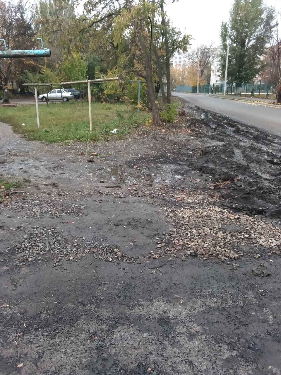 Куряне жалуются на уничтоженный ремонтом дороги двор на Серегина Куряне жалуются на уничтоженный ремонтом дороги двор на Серегина