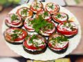 Жареные баклажаны с помидорами и сметанным соусом: идеальное блюдо для любого праздника