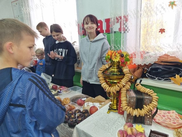 24 октября в Анахинской школе прошла "Осенняя ярмарка" 24 октября в Анахинской школе прошла "Осенняя ярмарка"