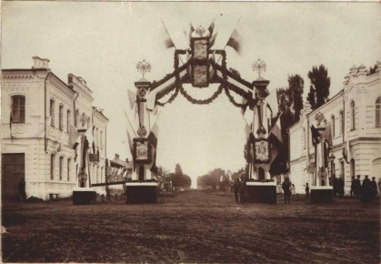 Михаил Петров недавно оживил при помощи нейросетей ряд старых фотографий Дмитриева (начиная от дореволюционных до советских) и смонтировал вот такой небольшой исторический ролик о городе