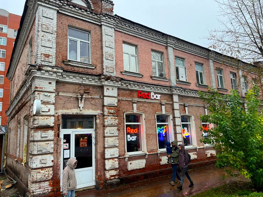 Губернатор Александр Хинштейн потребовал усилить контроль за собственниками объектов культурного наследия, пообещав изымать памятники через суд у тех, кто не исполняет свои обязанности