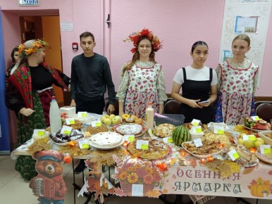 В стенах Русановской школы недавно прошла традиционная благотворительная осенняя ярмарка, ставшая настоящим праздником доброты и щедрости