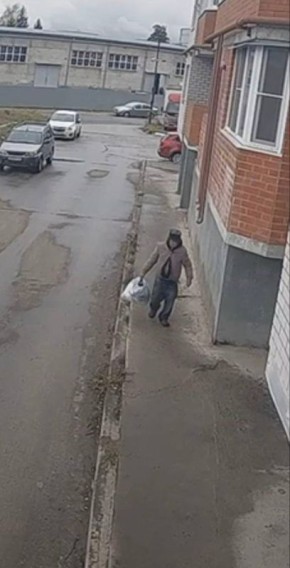 В Курске полиция разыскивает мужчину, причастного к краже барсетки