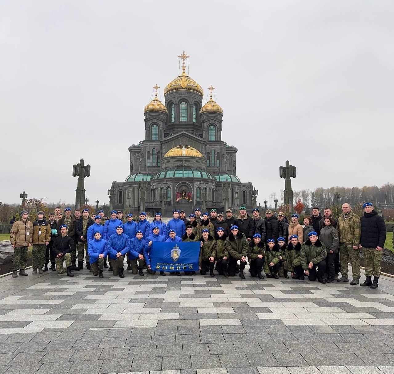 12 курсантов из Курска, ставшие победителями военно-патриотических соревнований, отправились на экскурсию в Москву