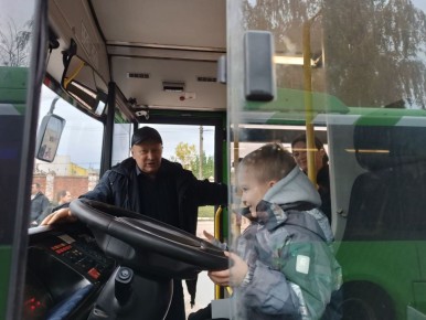 Более 60 юных курян побывали в автобусном парке и узнали, чем занимаются их родители
