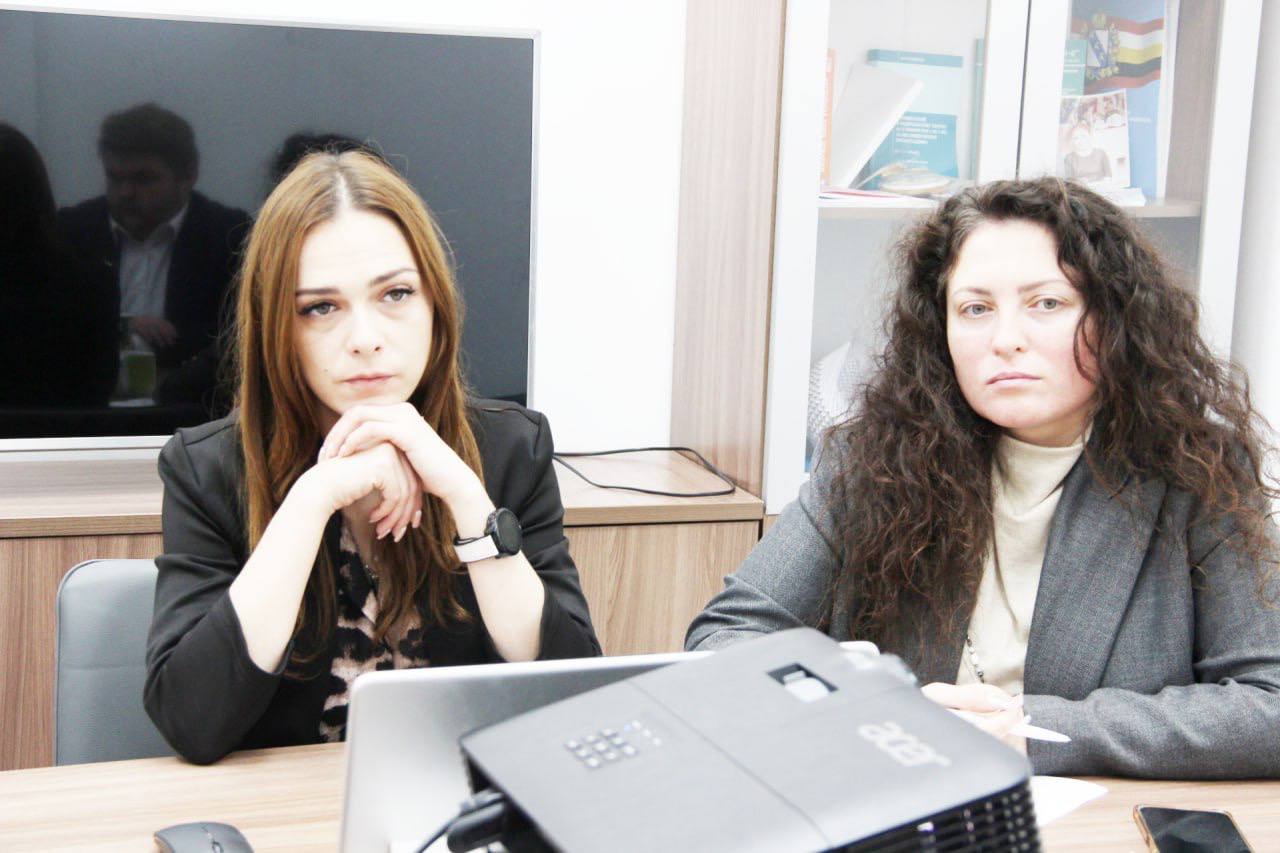 Сторонники «Единой России» провели дискуссионный клуб по развитию некоммерческого сектора в Курске Сторонники «Единой России» провели дискуссионный клуб по развитию некоммерческого сектора в Курске