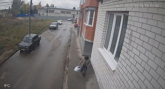 Железнодорожным отделом полиции разыскивается мужчина, причастный к краже барсетки, забытой около дома 4 по 3-ему Весеннему переулку г.Курска