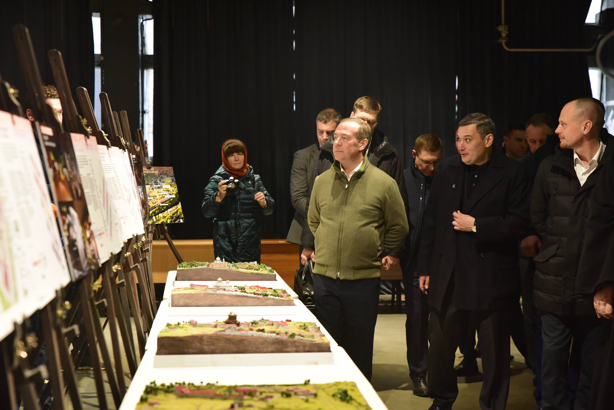 Александр Хинштейн рассказал Дмитрию Медведеву о планах по возрождению исторического центра Курска к его 1000-летию Александр Хинштейн рассказал Дмитрию Медведеву о планах по возрождению исторического центра Курска к его 1000-летию