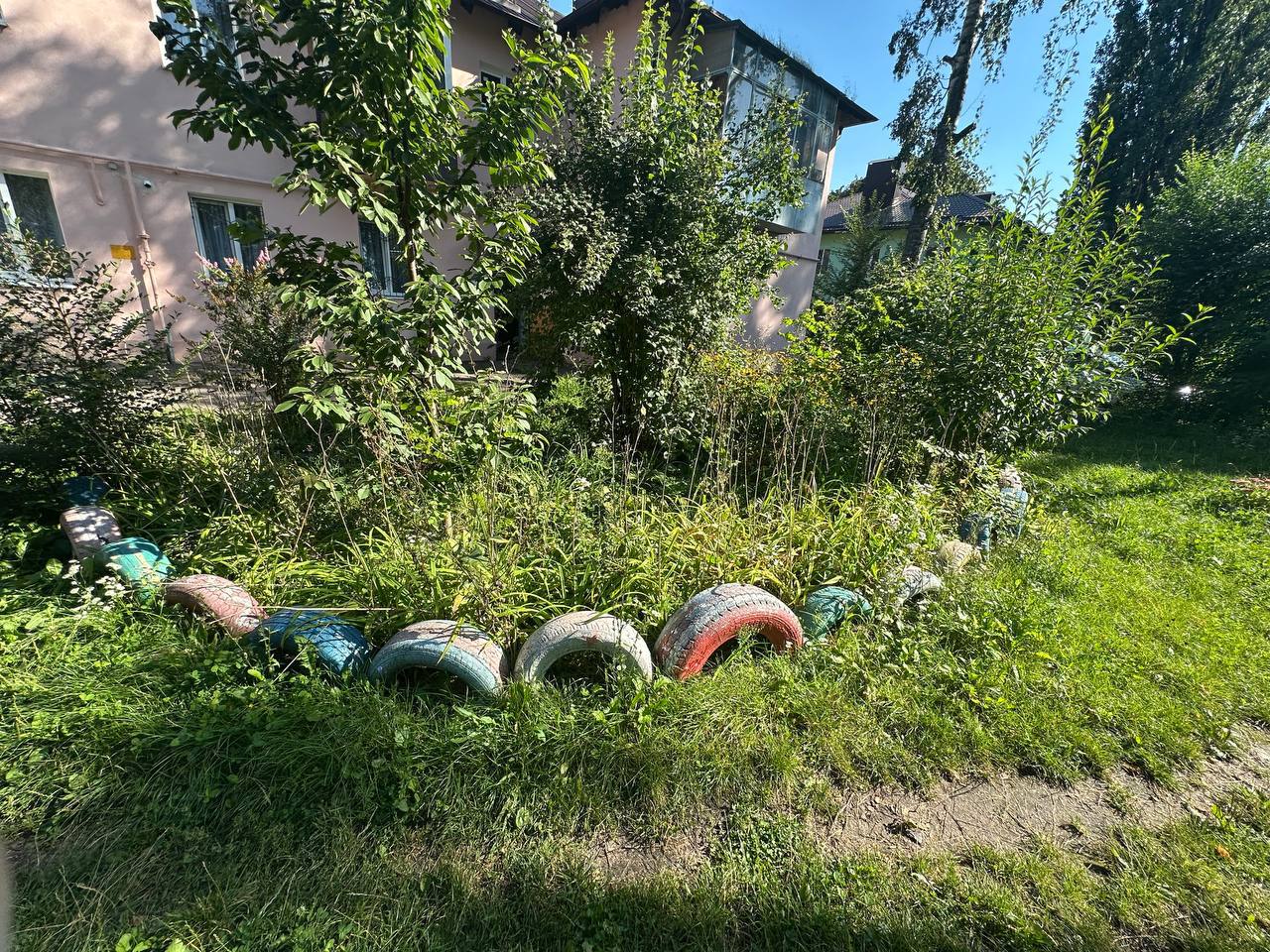 Прокуратура требует от управляющей организации убрать с придомовой территории более 150 отработанных шин Прокуратура требует от управляющей организации убрать с придомовой территории более 150 отработанных шин