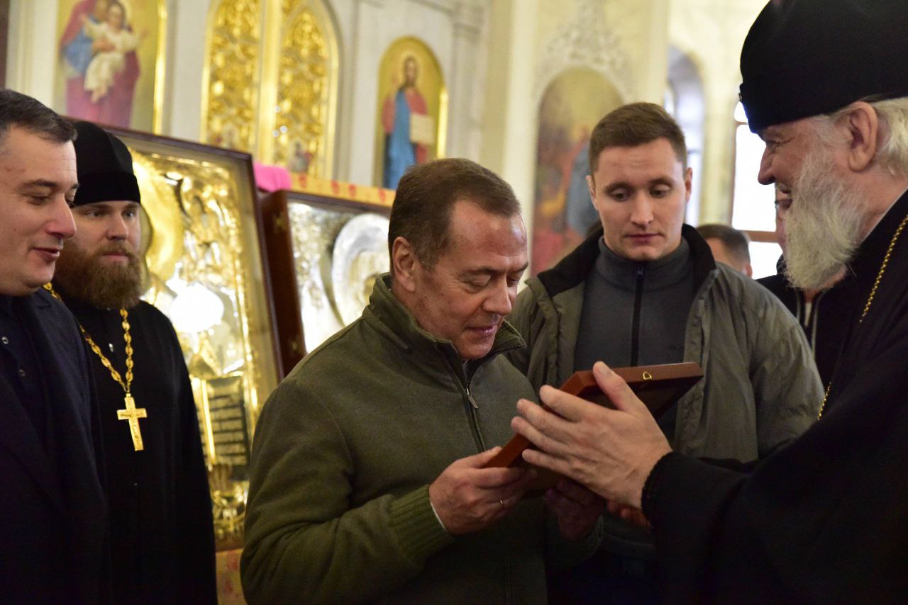 Дмитрий Медведев ознакомился с планами по восстановлению исторического центра Курска Дмитрий Медведев ознакомился с планами по восстановлению исторического центра Курска