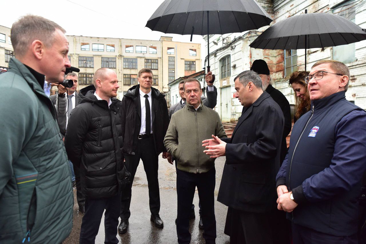 Дмитрий Медведев ознакомился с планами по восстановлению исторического центра Курска Дмитрий Медведев ознакомился с планами по восстановлению исторического центра Курска