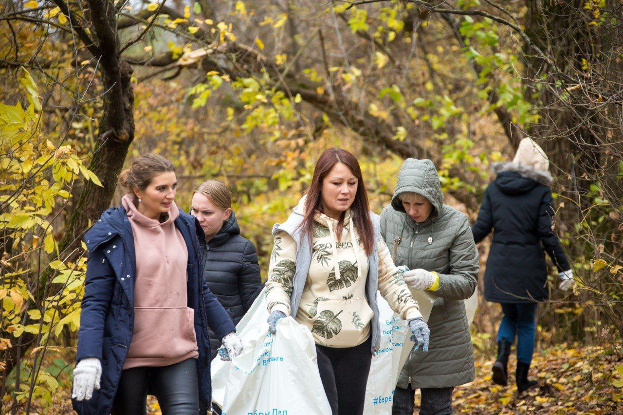 В рамках акции «Вода России» администрация Железнодорожного округа Курска вместе с волонтерами из «Курского края — города Соловья» — Сергеем и Виктором Белугиными — очистили территорию вокруг Стрелецкого озера В рамках акции «Вода России» администрация Железнодорожного округа Курска вместе с волонтерами из «Курского края — города Соловья» — Сергеем и Виктором Белугиными — очистили территорию вокруг Стрелецкого озера
