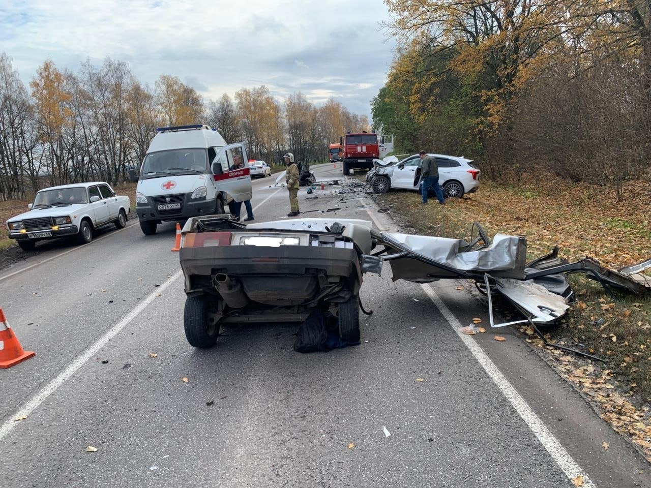К сожалению, 32-летний водитель ВАЗа скончался в больнице после страшного ДТП на трассе "Курск-Поныри" в Золотухинском районе