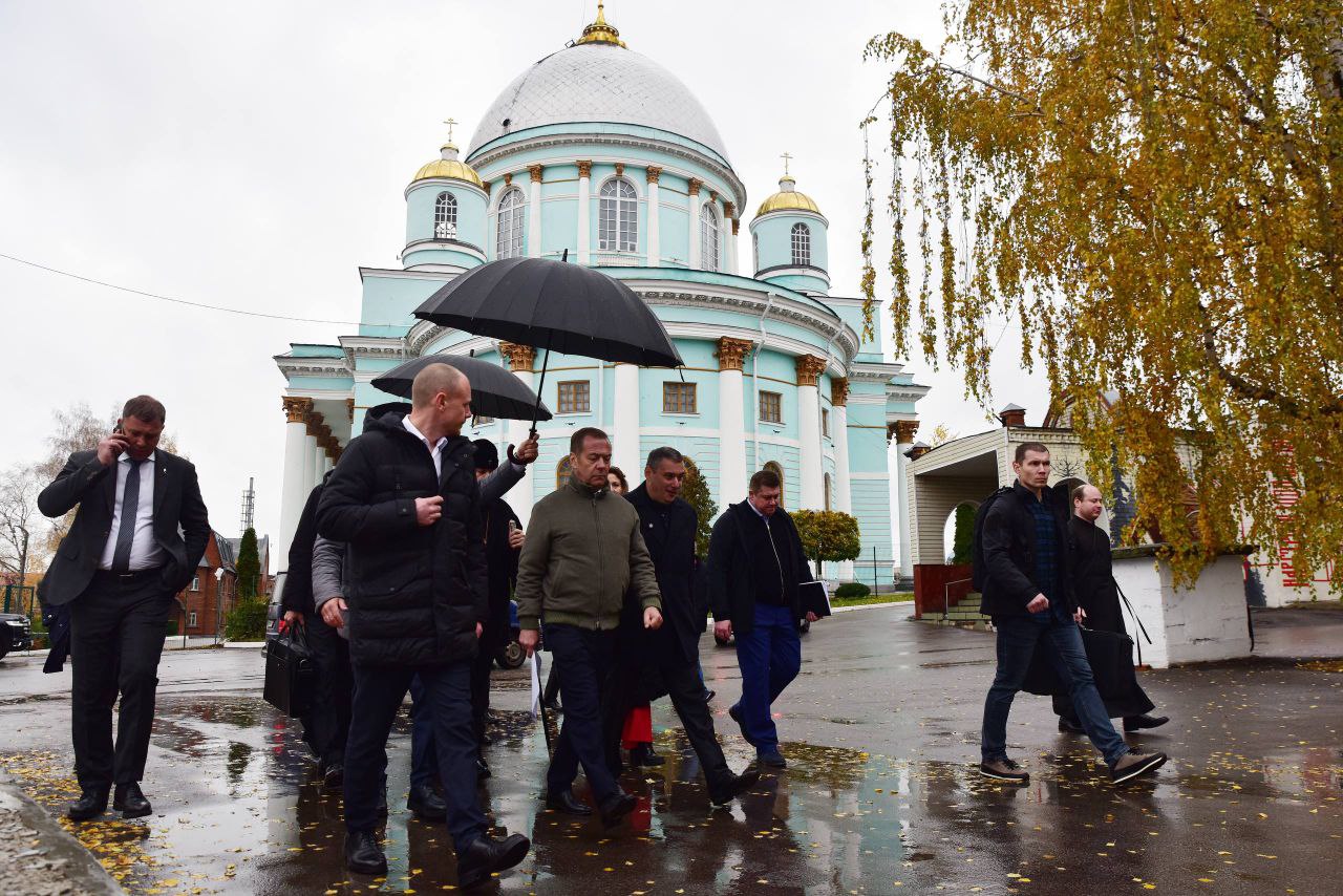 Дмитрий Медведев ознакомился с планами по восстановлению исторического центра Курска