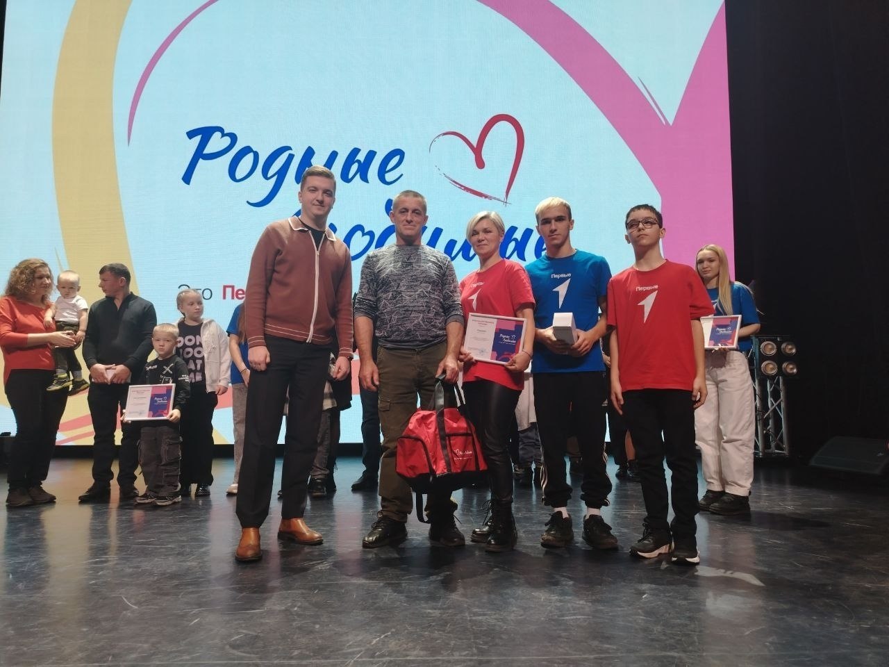 26 октября в Городском молодёжном центре "Гелиос" состоялся фестиваль «Родные-Любимые», где собрались самые креативные, целеустремленные и неравнодушные семьи Движения Первых Соловьиного края 26 октября в Городском молодёжном центре "Гелиос" состоялся фестиваль «Родные-Любимые», где собрались самые креативные, целеустремленные и неравнодушные семьи Движения Первых Соловьиного края