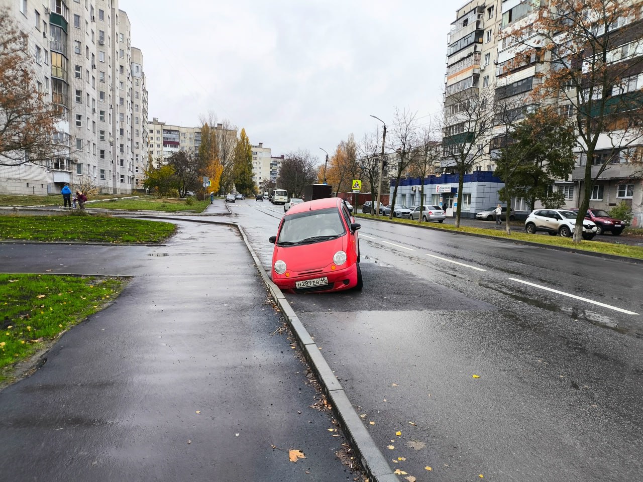 Автомобиль провалился в яму на улице Серегина в Курске Автомобиль провалился в яму на улице Серегина в Курске