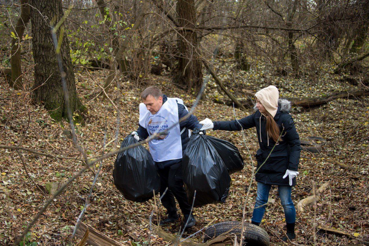 В рамках акции «Вода России» администрация Железнодорожного округа Курска вместе с волонтерами из «Курского края — города Соловья» — Сергеем и Виктором Белугиными — очистили территорию вокруг Стрелецкого озера В рамках акции «Вода России» администрация Железнодорожного округа Курска вместе с волонтерами из «Курского края — города Соловья» — Сергеем и Виктором Белугиными — очистили территорию вокруг Стрелецкого озера