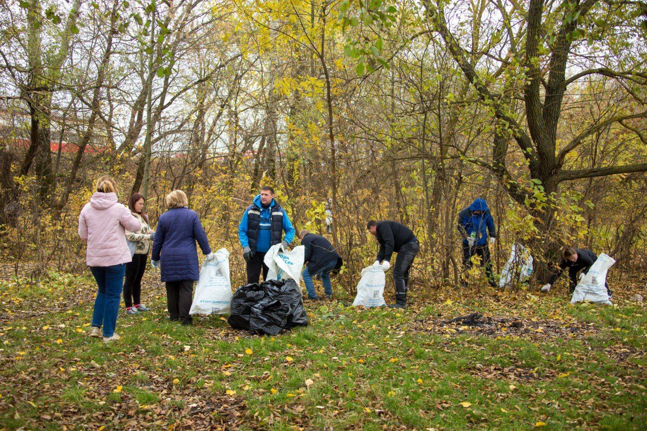 В рамках акции «Вода России» администрация Железнодорожного округа Курска вместе с волонтерами из «Курского края — города Соловья» — Сергеем и Виктором Белугиными — очистили территорию вокруг Стрелецкого озера В рамках акции «Вода России» администрация Железнодорожного округа Курска вместе с волонтерами из «Курского края — города Соловья» — Сергеем и Виктором Белугиными — очистили территорию вокруг Стрелецкого озера