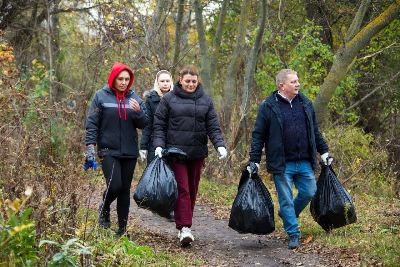 В рамках акции «Вода России» администрация Железнодорожного округа Курска вместе с волонтерами из «Курского края — города Соловья» — Сергеем и Виктором Белугиными — очистили территорию вокруг Стрелецкого озера В рамках акции «Вода России» администрация Железнодорожного округа Курска вместе с волонтерами из «Курского края — города Соловья» — Сергеем и Виктором Белугиными — очистили территорию вокруг Стрелецкого озера