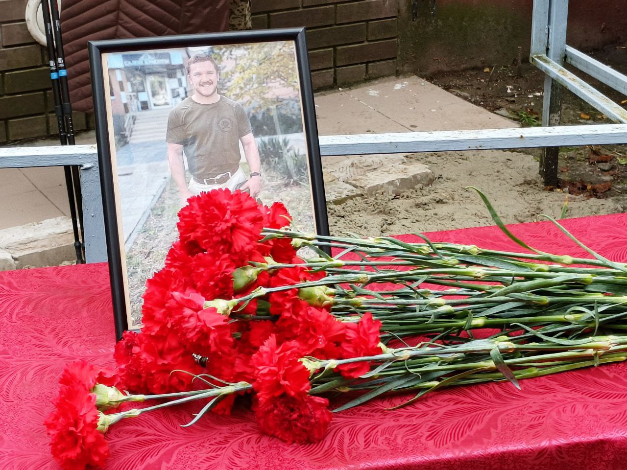 В Курске открыли мемориальную доску в память о погибшем герое СВО Павле Апалькове