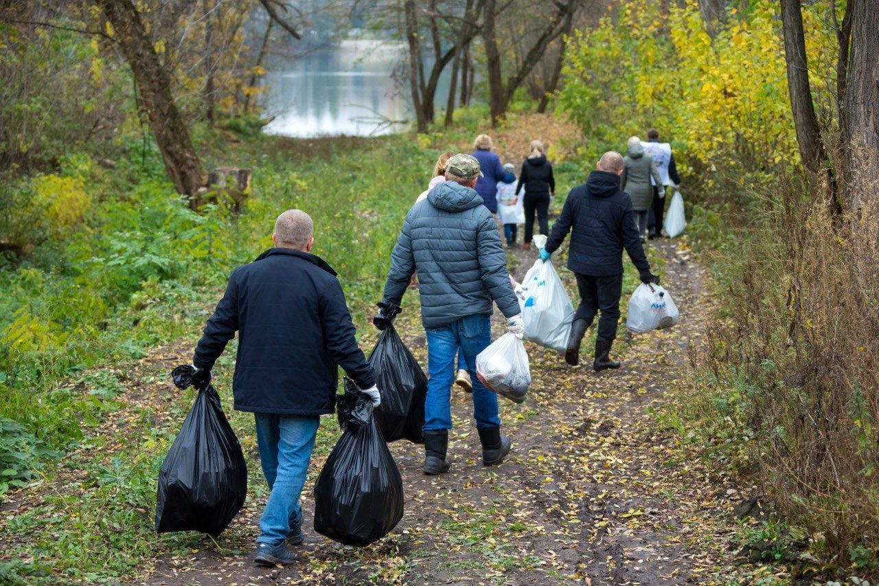 В рамках акции «Вода России» администрация Железнодорожного округа Курска вместе с волонтерами из «Курского края — города Соловья» — Сергеем и Виктором Белугиными — очистили территорию вокруг Стрелецкого озера В рамках акции «Вода России» администрация Железнодорожного округа Курска вместе с волонтерами из «Курского края — города Соловья» — Сергеем и Виктором Белугиными — очистили территорию вокруг Стрелецкого озера