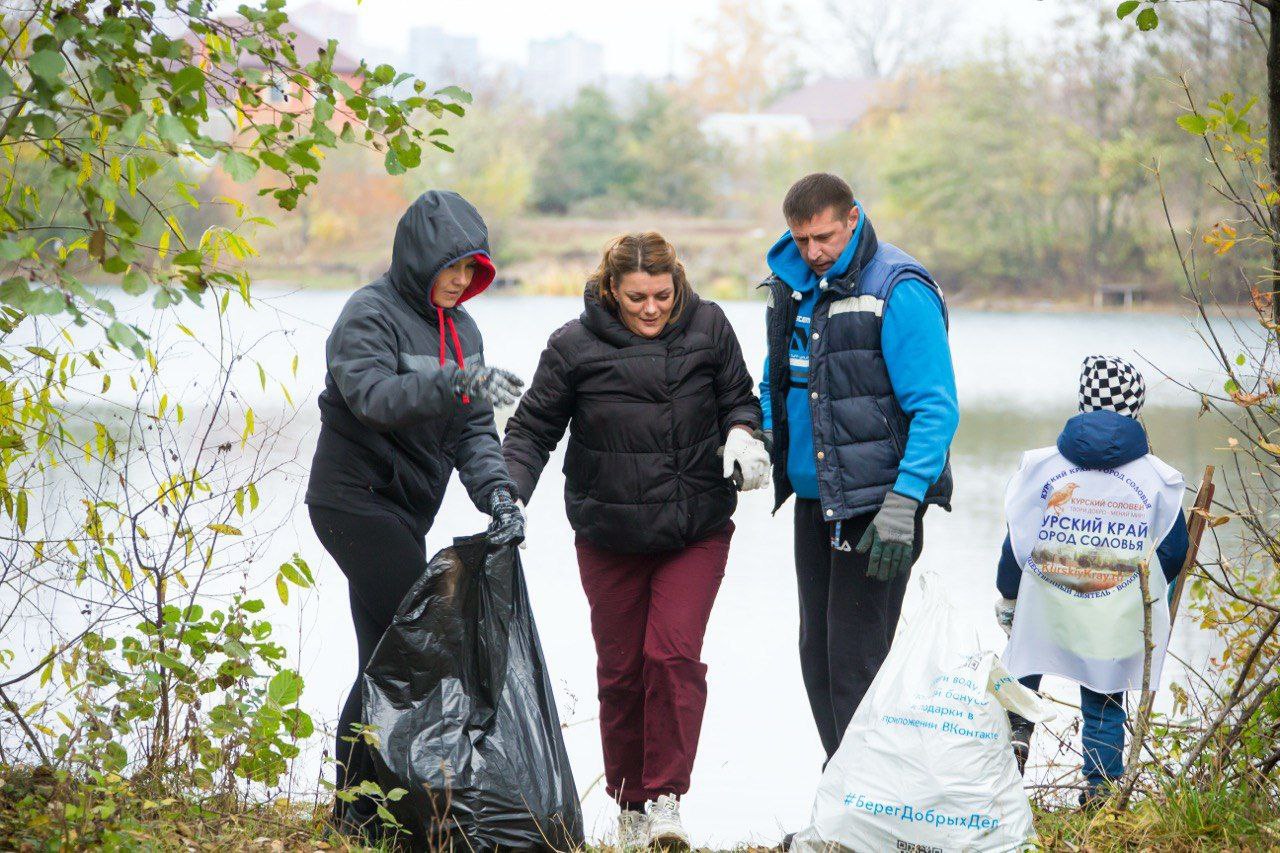 В рамках акции «Вода России» администрация Железнодорожного округа Курска вместе с волонтерами из «Курского края — города Соловья» — Сергеем и Виктором Белугиными — очистили территорию вокруг Стрелецкого озера В рамках акции «Вода России» администрация Железнодорожного округа Курска вместе с волонтерами из «Курского края — города Соловья» — Сергеем и Виктором Белугиными — очистили территорию вокруг Стрелецкого озера