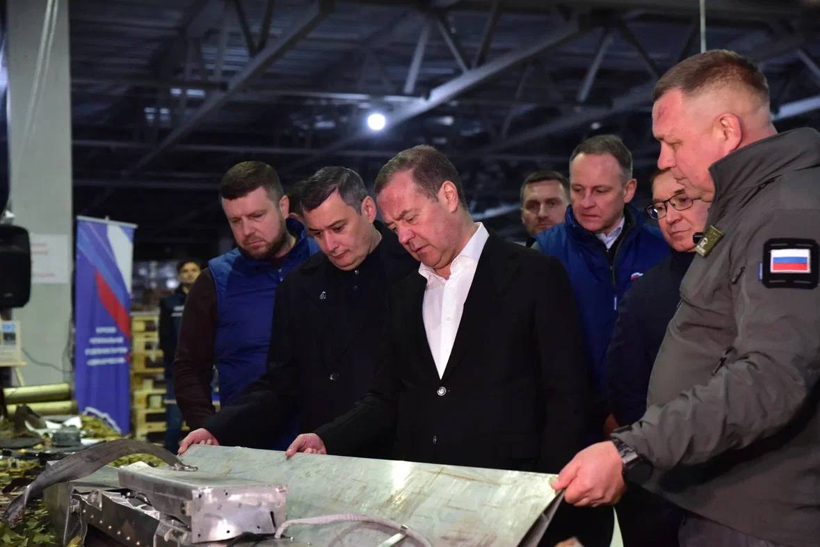 Дмитрий Медведев посетил Курскую область и наградил волонтёров Дмитрий Медведев посетил Курскую область и наградил волонтёров