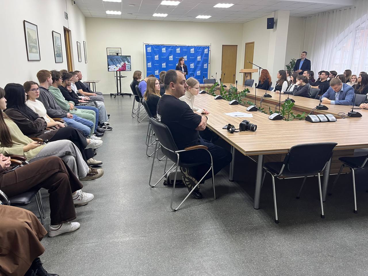 Курские студенты встретились с военным корреспондентом Курские студенты встретились с военным корреспондентом
