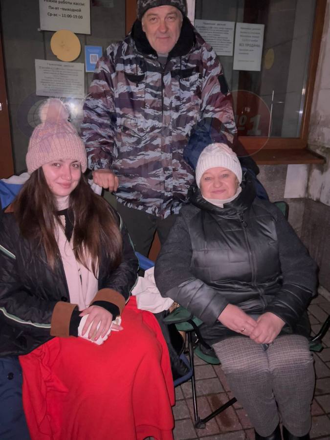 "Во сколько сегодня рассвет? Я первый раз рассвет буду встречать у здания драмтеатра!" Куряне провели всю ночь в очереди за билетами на «Ревизор» с Владимиром Машковым "Во сколько сегодня рассвет? Я первый раз рассвет буду встречать у здания драмтеатра!" Куряне провели всю ночь в очереди за билетами на «Ревизор» с Владимиром Машковым