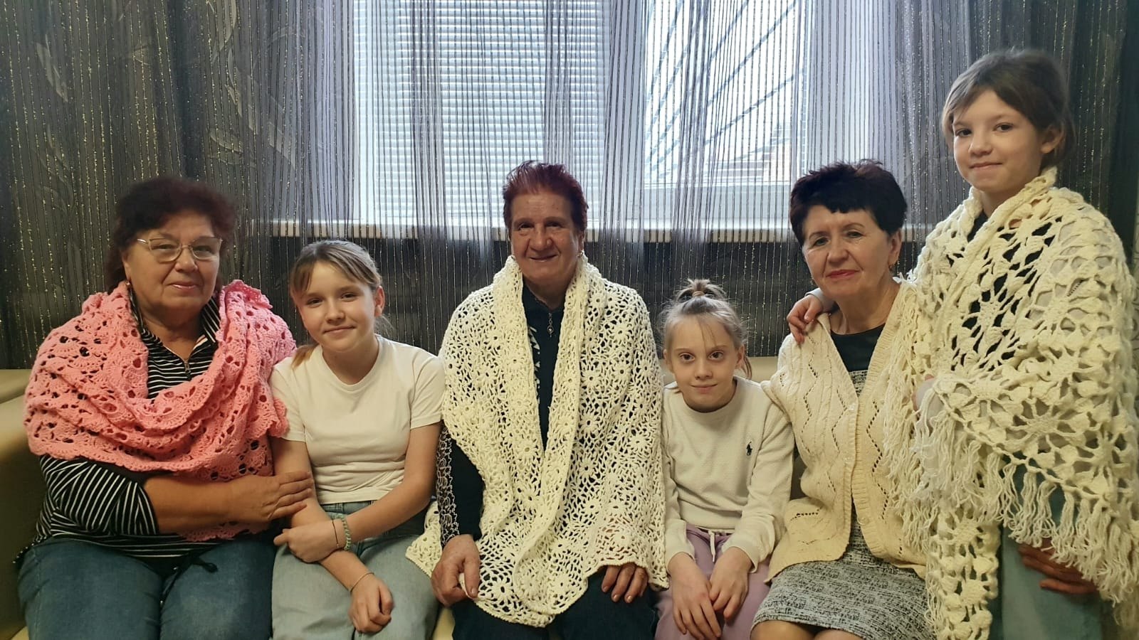 «Вяжем вместе с бабушкой» - под таким лозунгом в День бабушек и дедушек в Щигровском центре соцпомощи «Импульс» прошла встреча воспитанников и участников проекта «Курское долголетие» района