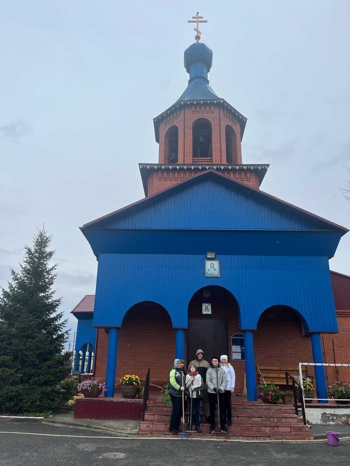 В Октябрьском районе прошла добровольческая акция по уборке прилегающей территории храма Нерукотворного Образа в поселке Прямицыно